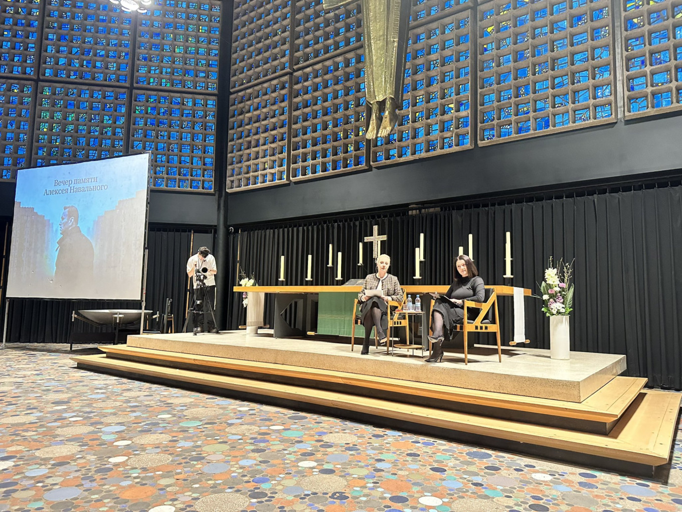  Юлия Навальная (слева) дает интервью журналистке Юлии Таратуте на панихиде по Алексею Навальному в Мемориальной церкви кайзера Вильгельма в Берлине. Кира Ярмыш / X